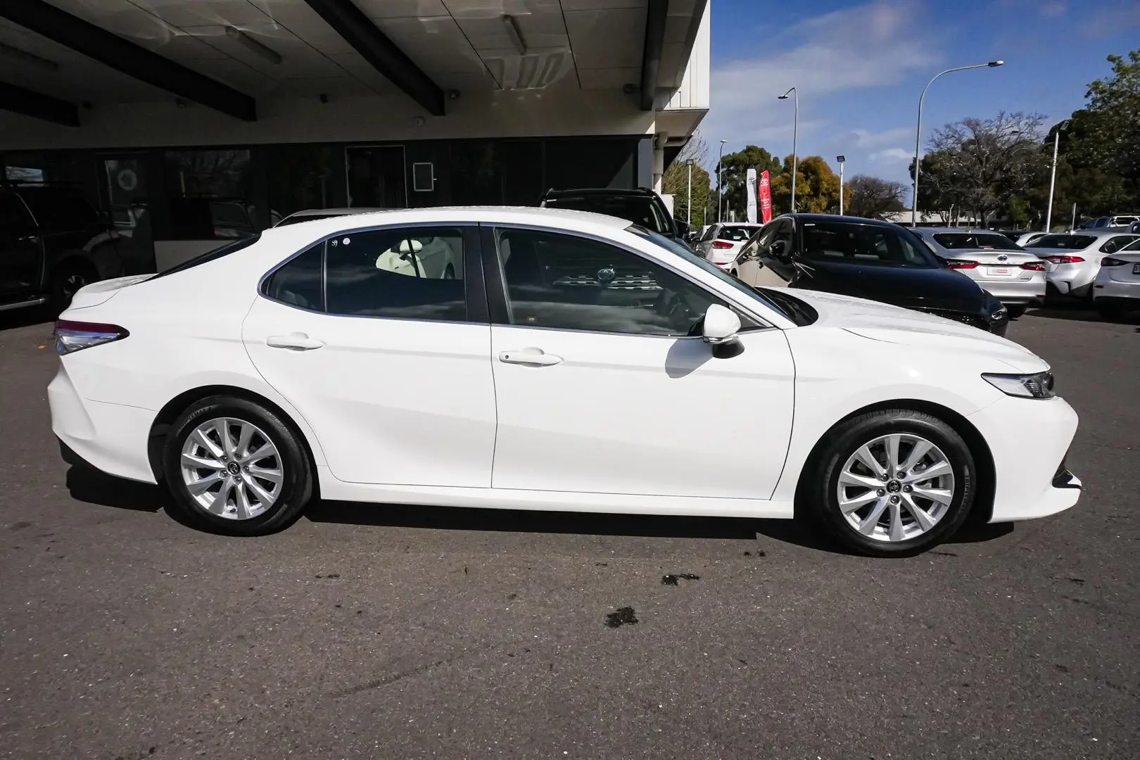 2019 Toyota Camry Gallery Image 4