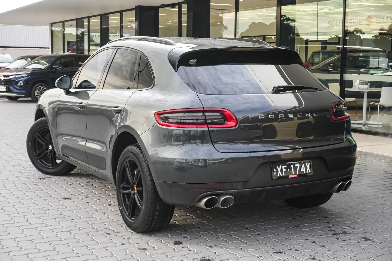 2018 Porsche Macan Gallery Image 3