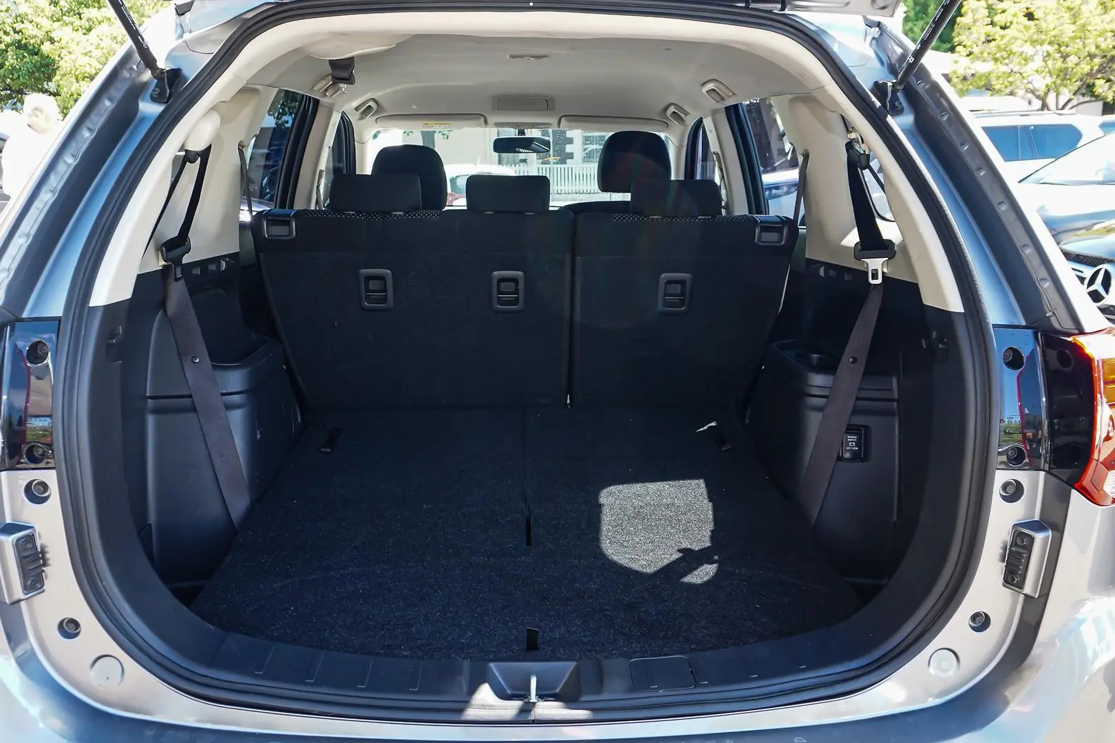 2019 Mitsubishi Outlander Gallery Image 8