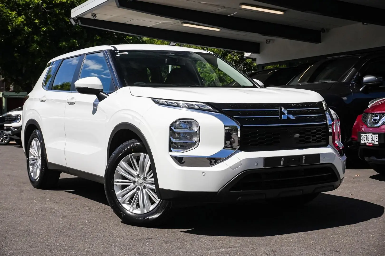 2023 Mitsubishi Outlander Gallery Image 2