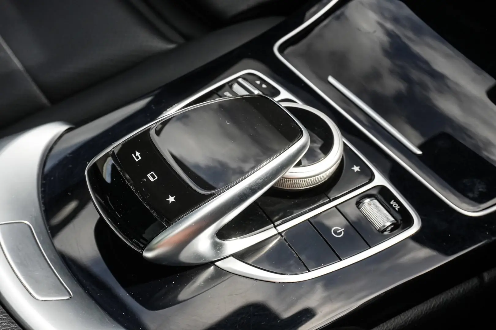 2016 Mercedes-Benz C-Class Gallery Image 16