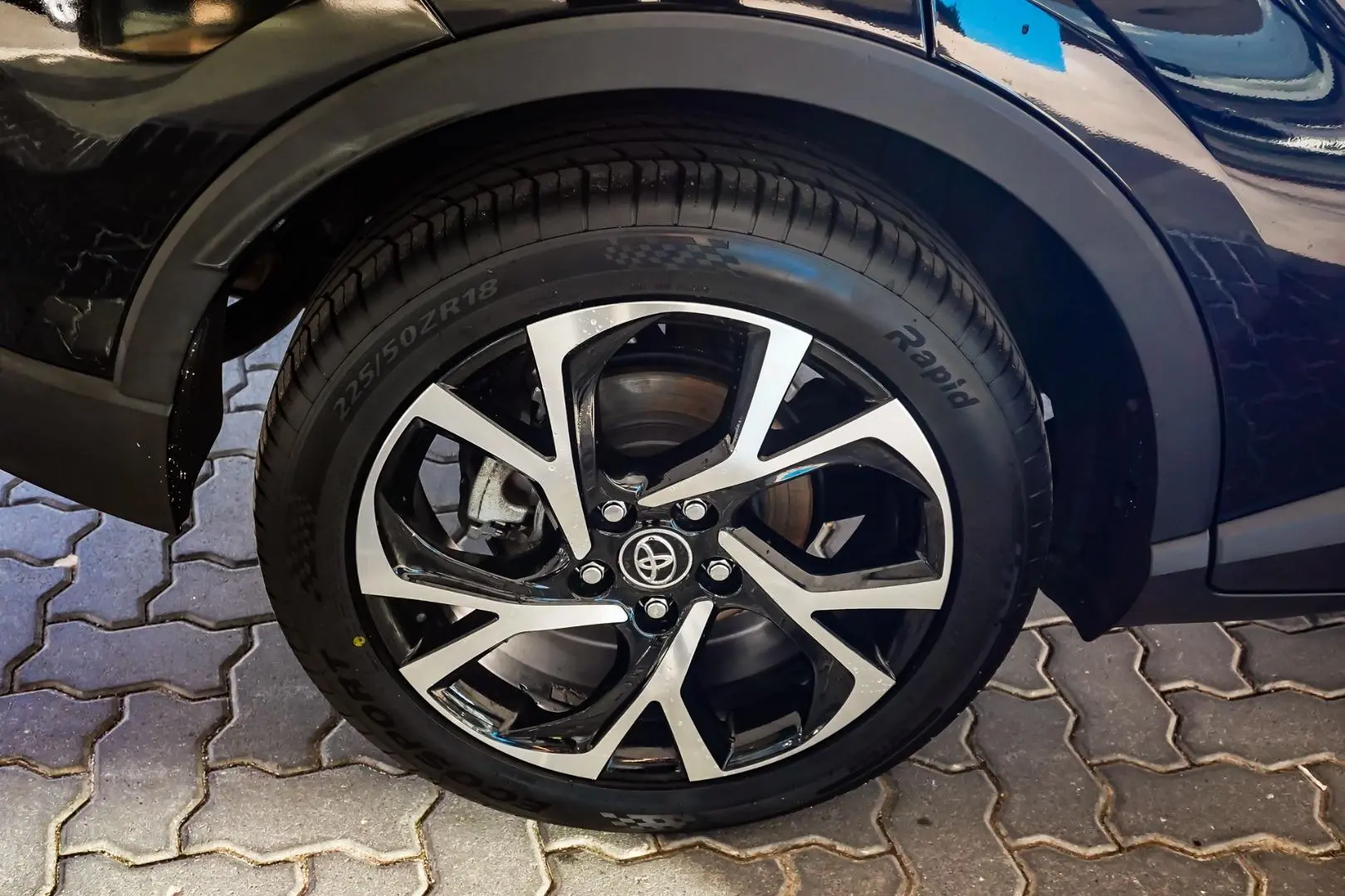 2017 Toyota C-HR Gallery Image 16