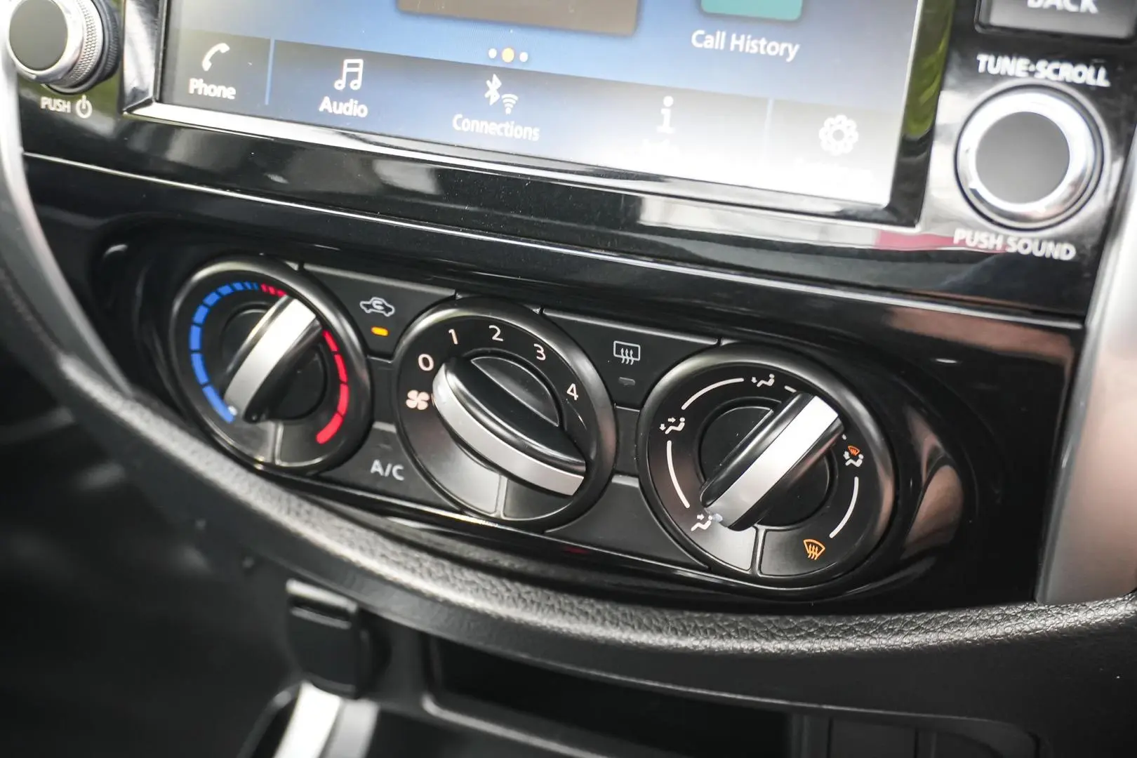 2022 Nissan Navara Gallery Image 19