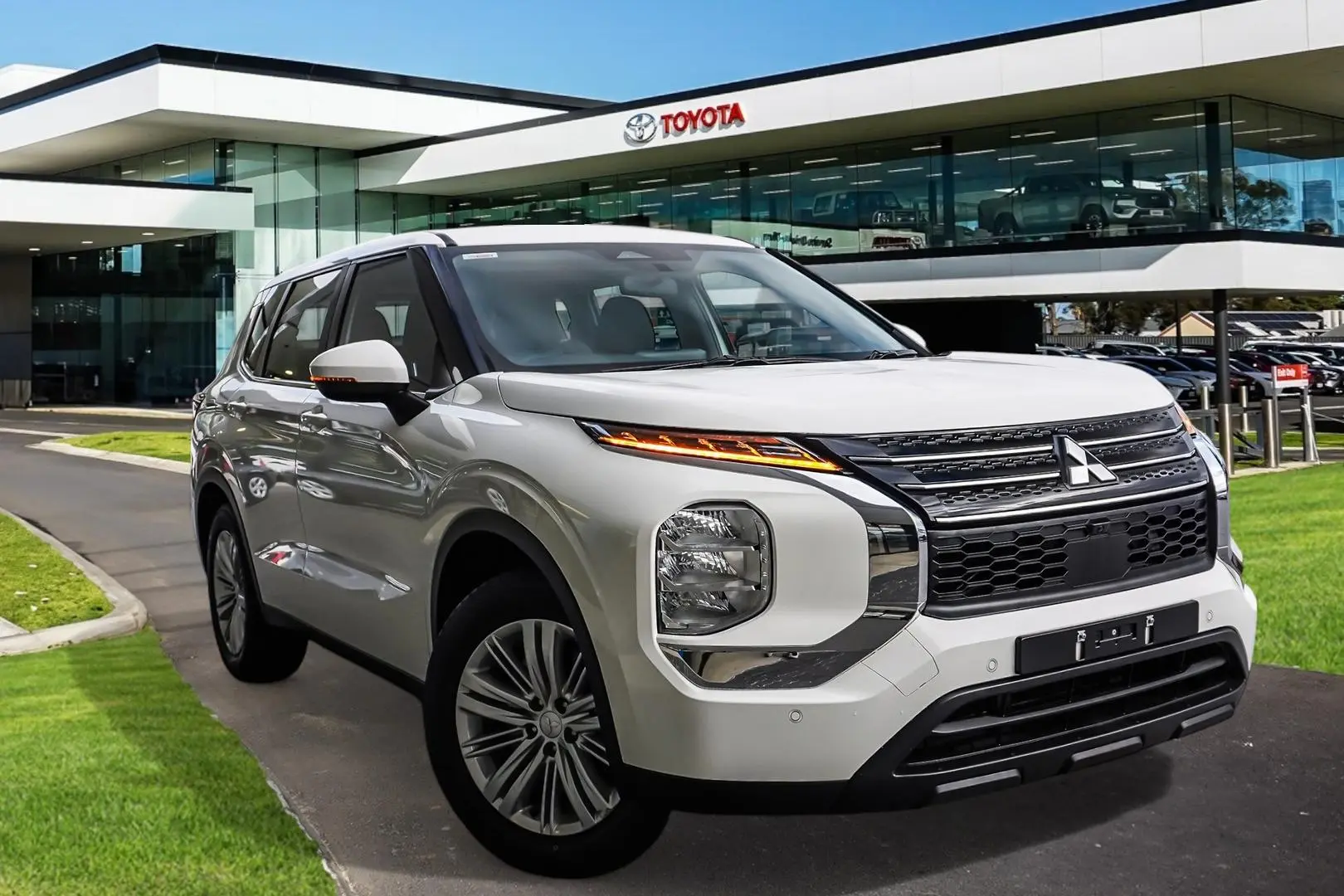 2023 Mitsubishi Outlander Gallery Image 1