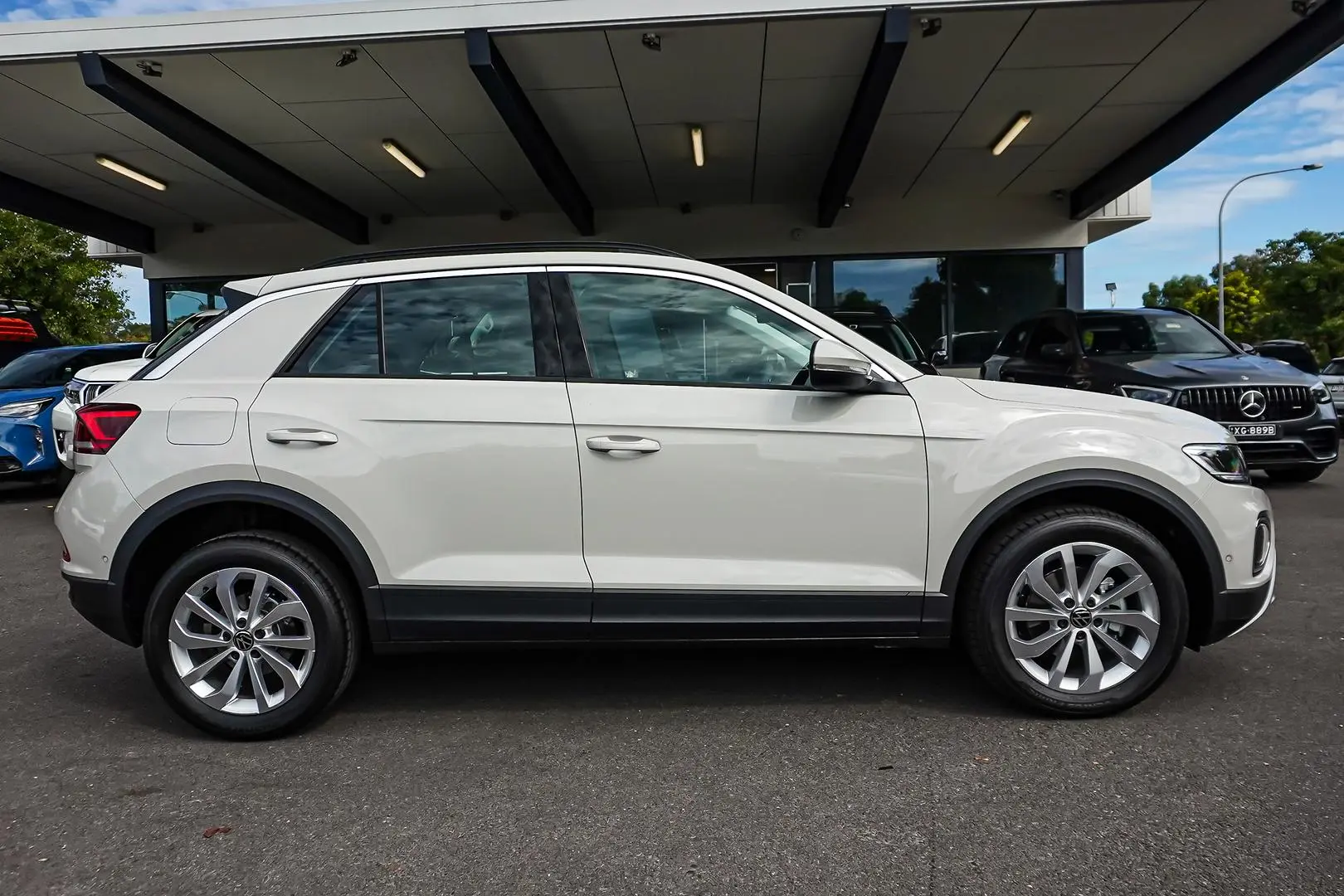 2025 Volkswagen T-Roc Gallery Image 4