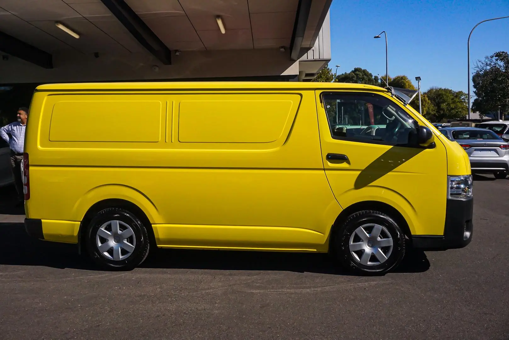 2016 Toyota Hiace Gallery Image 3