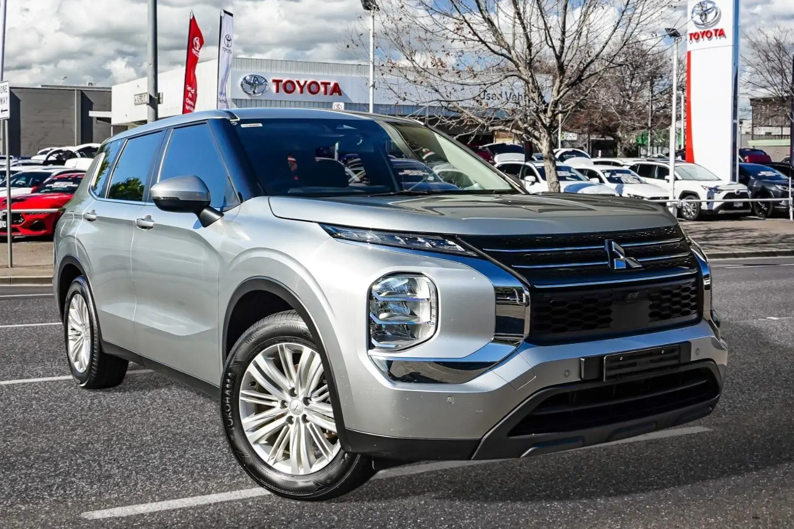 2023 Mitsubishi Outlander Gallery Image 1