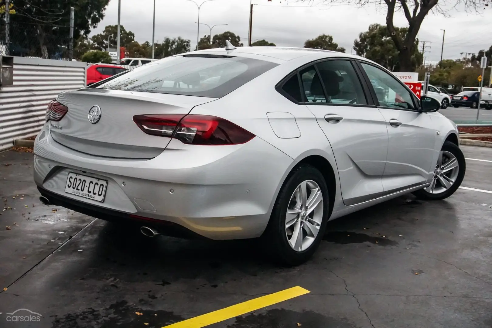 2018 Holden Commodore Image 2
