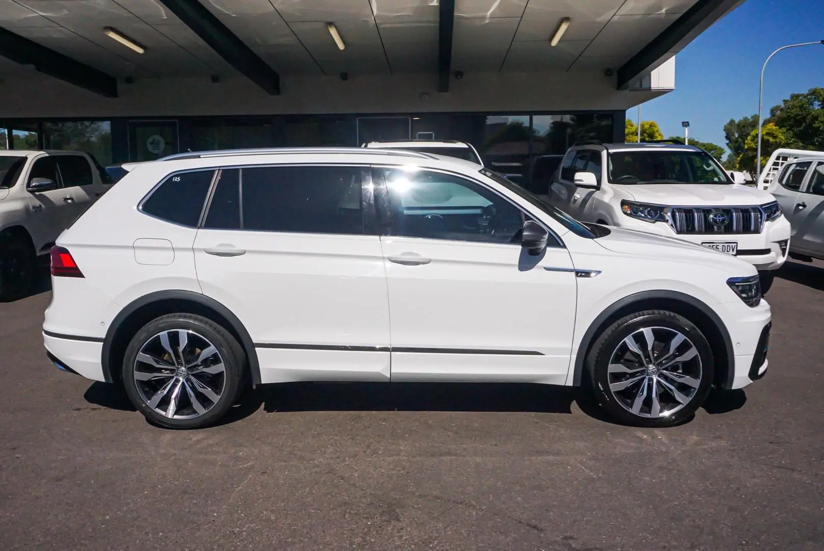 2020 Volkswagen Tiguan Gallery Image 4