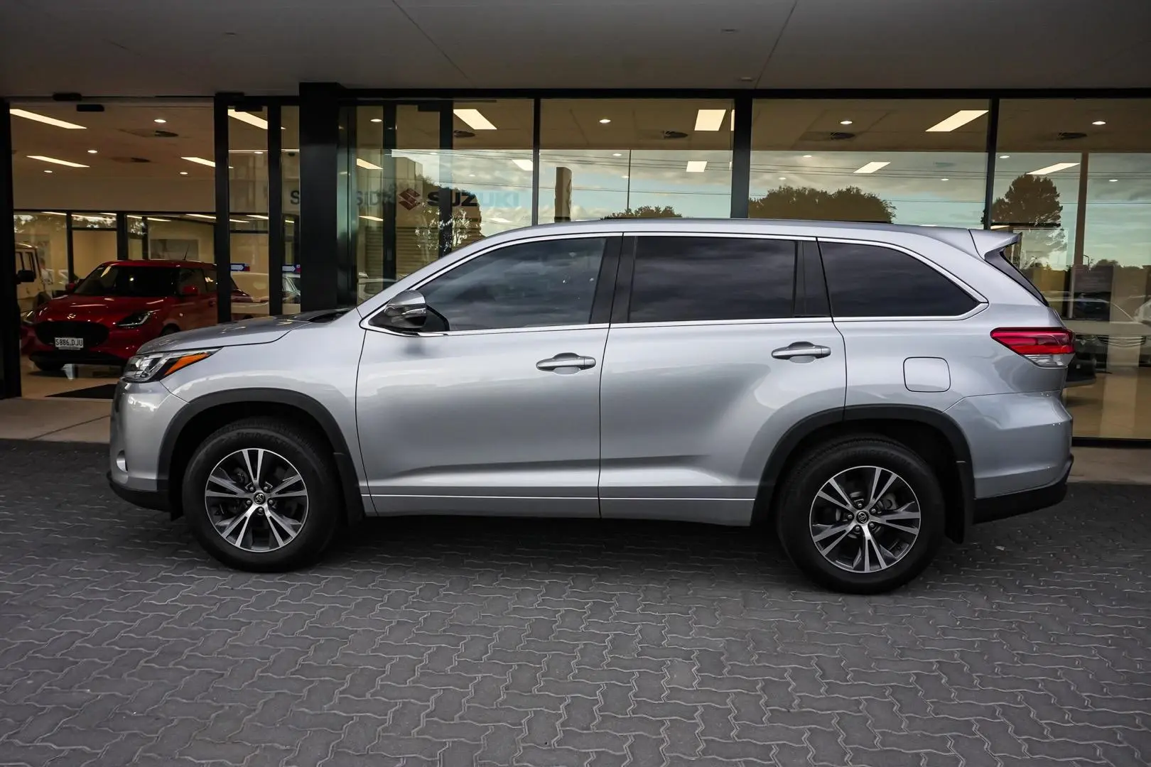 2016 Toyota Kluger Gallery Image 4