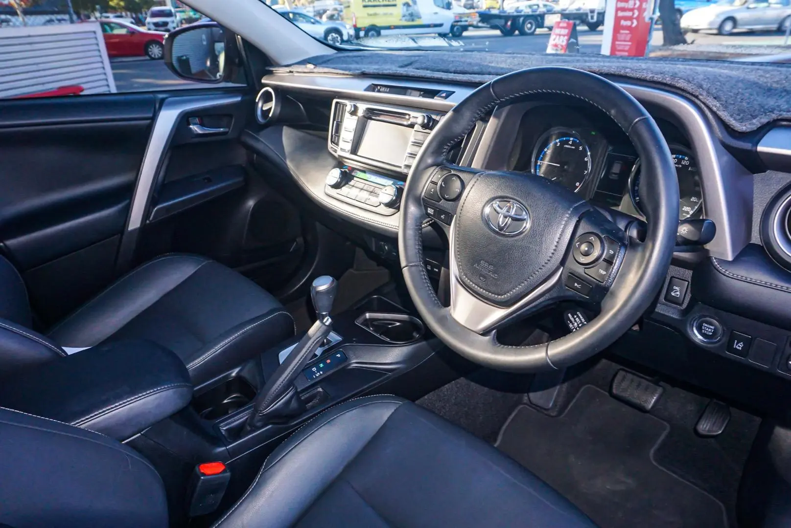 2017 Toyota RAV4 Gallery Image 6