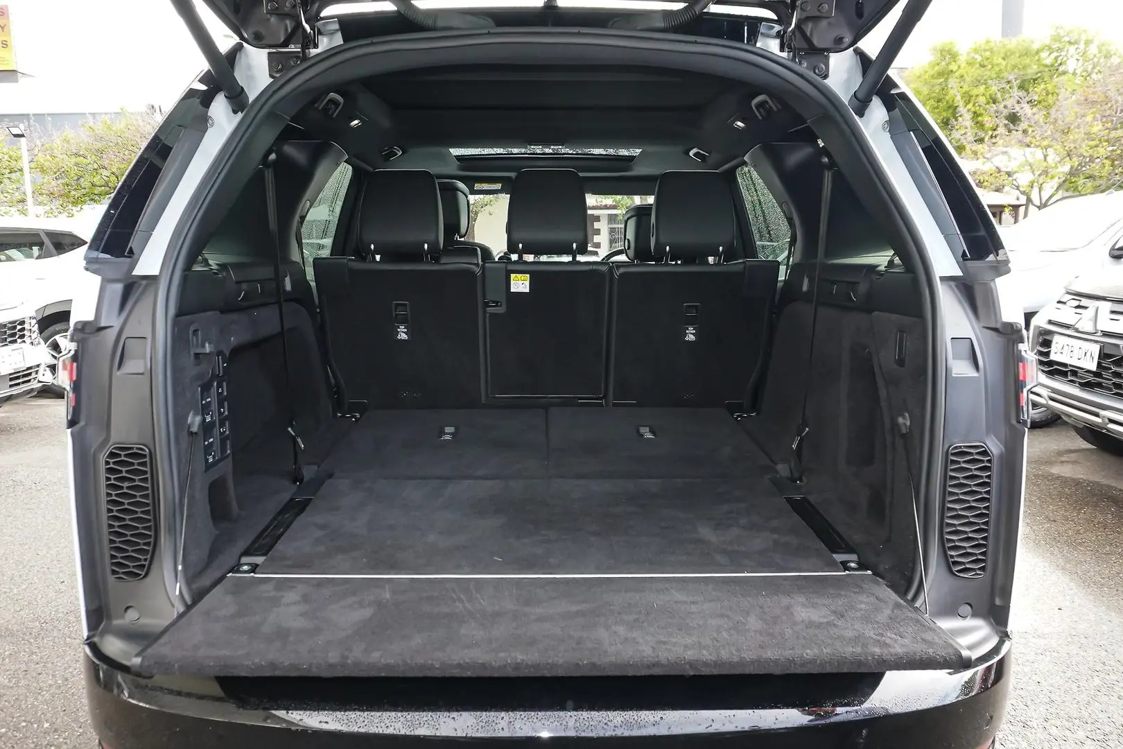2021 Land Rover Discovery Gallery Image 10