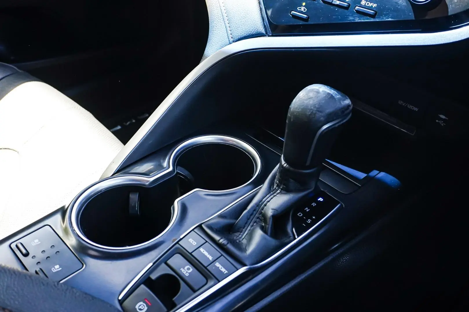 2019 Toyota Camry Gallery Image 19