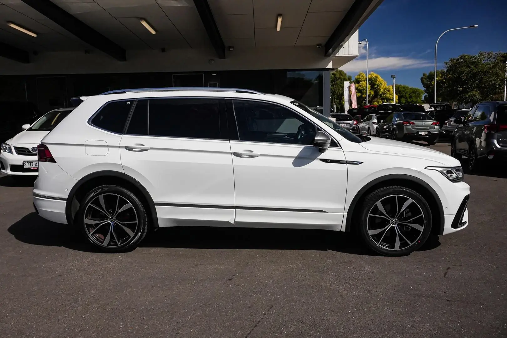 2022 Volkswagen Tiguan Gallery Image 4
