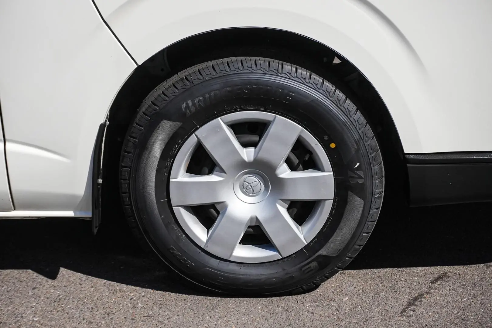 2017 Toyota Hiace Gallery Image 11