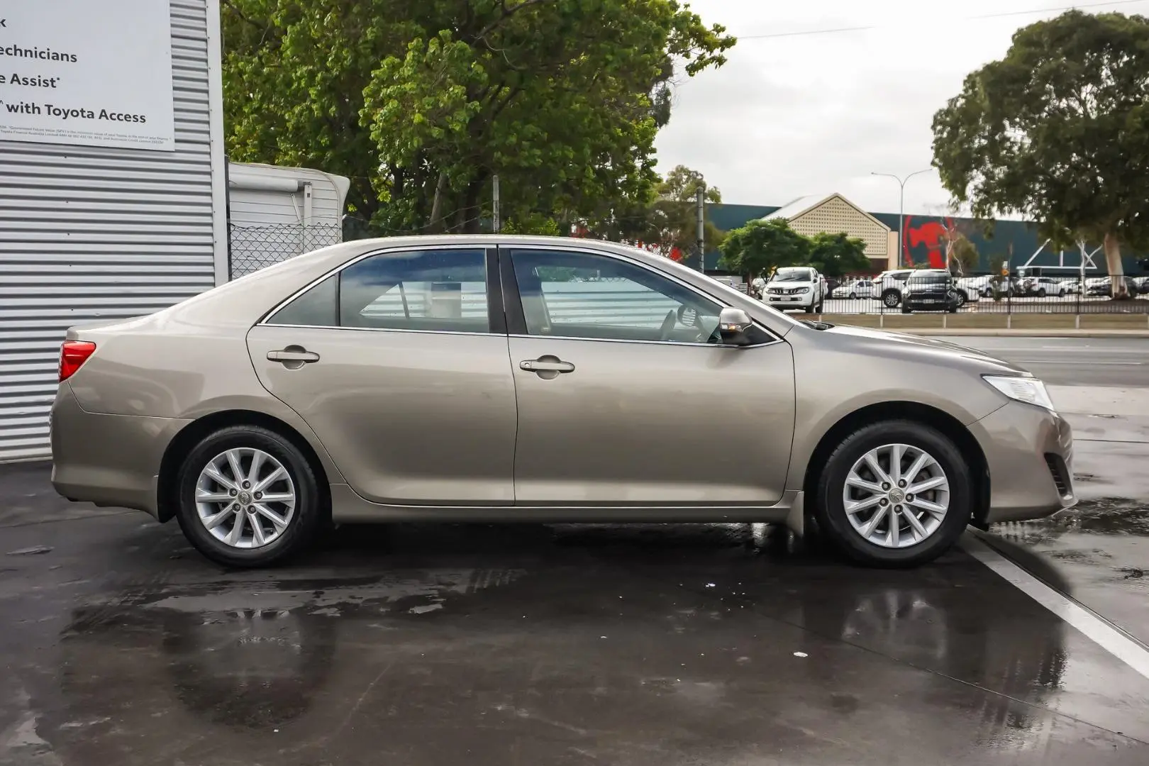 2013 Toyota Camry Gallery Image 4