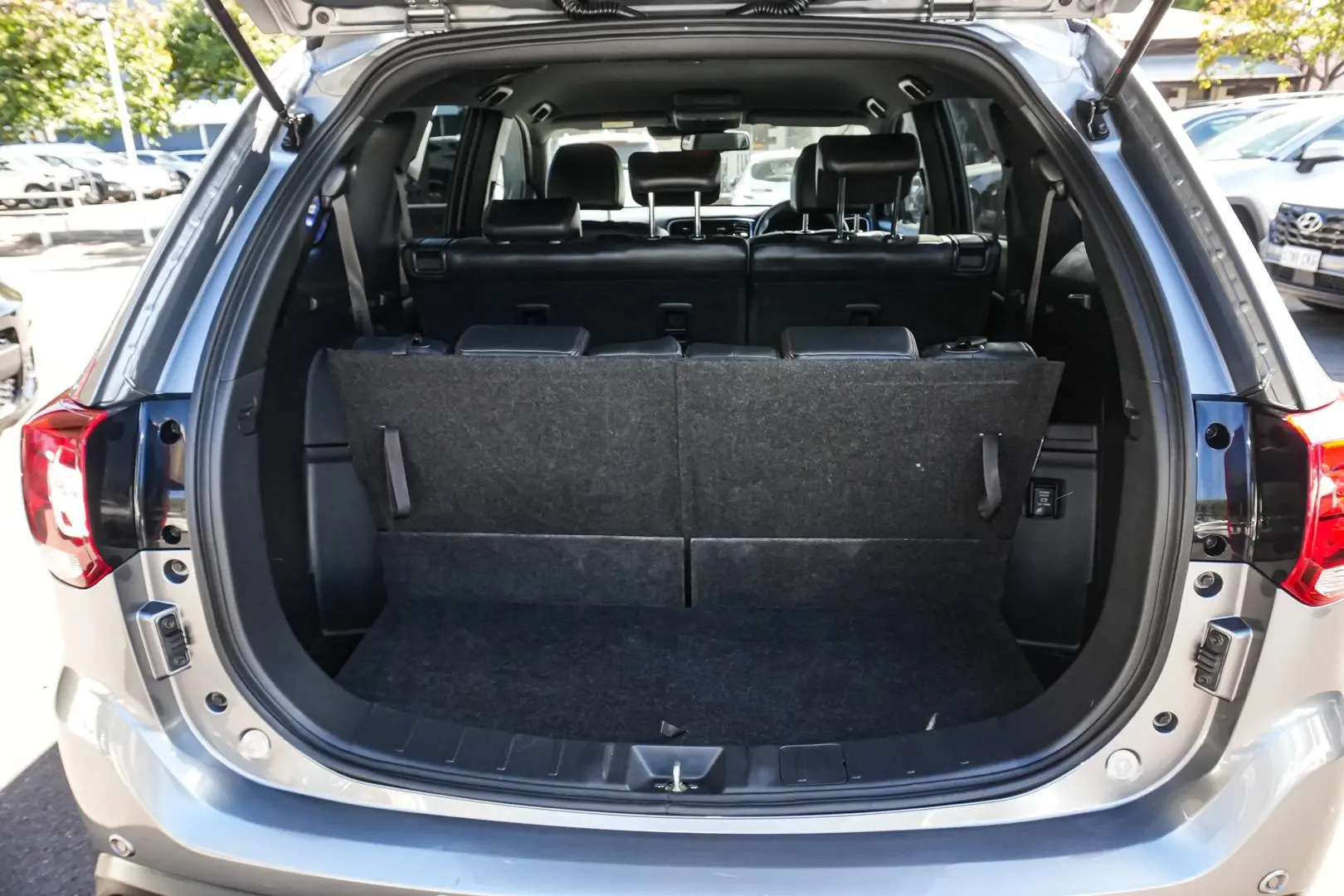 2020 Mitsubishi Outlander Gallery Image 13