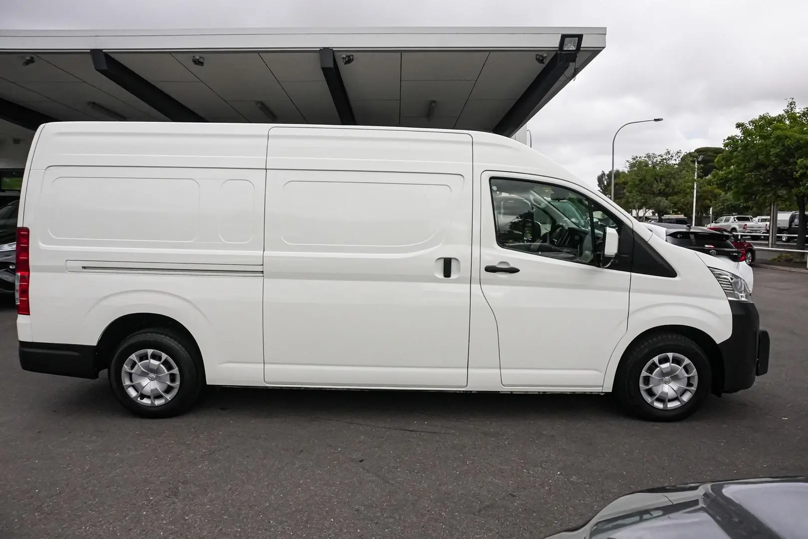 2021 Toyota Hiace Gallery Image 4