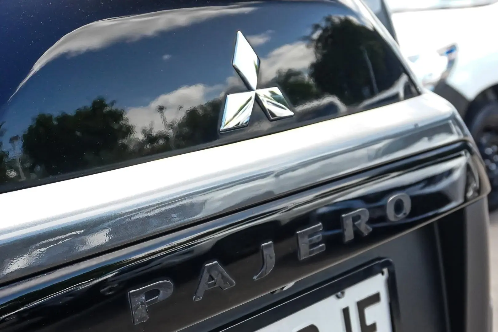 2015 Mitsubishi Pajero Gallery Image 15