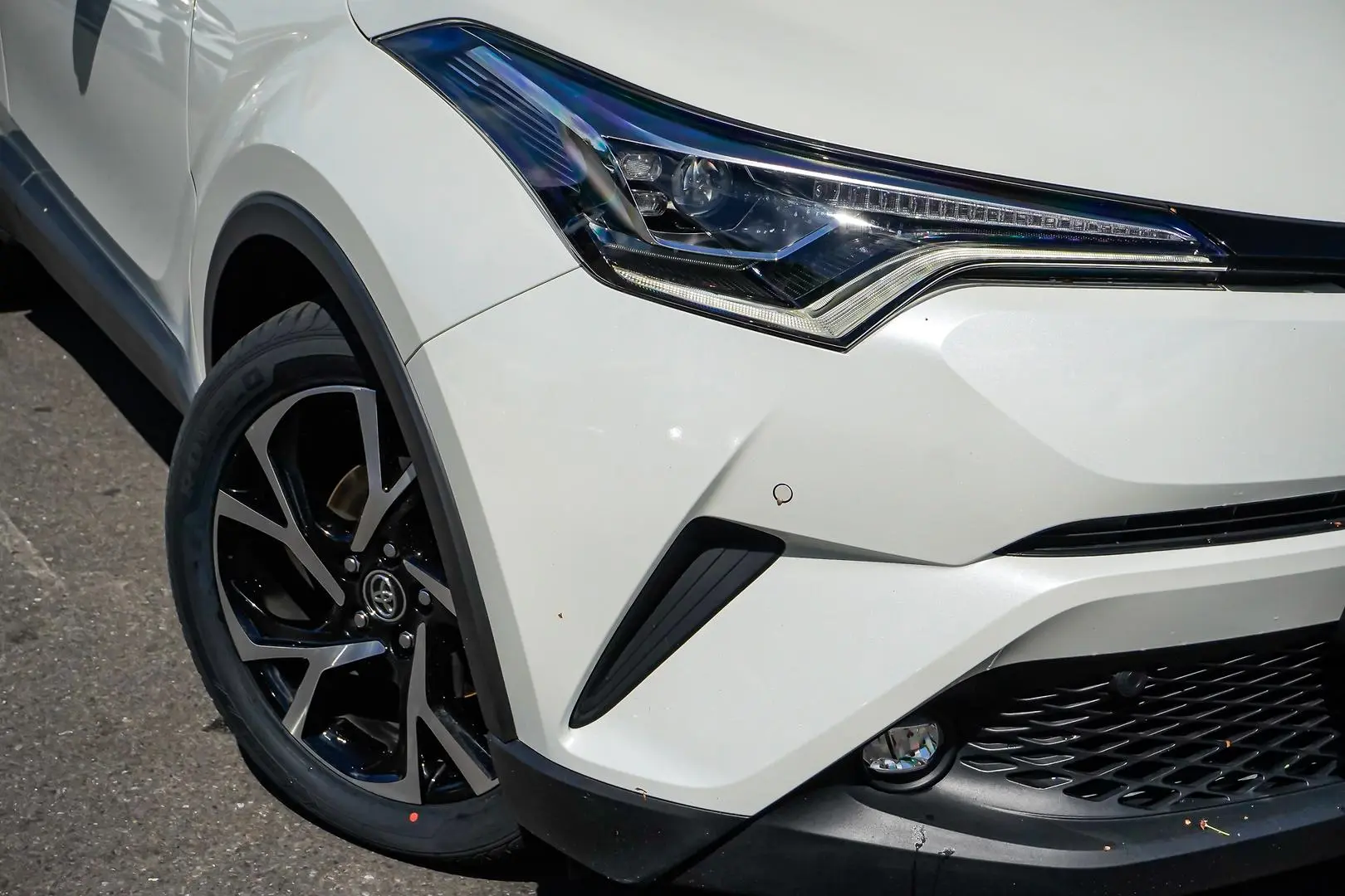 2019 Toyota C-HR Gallery Image 12