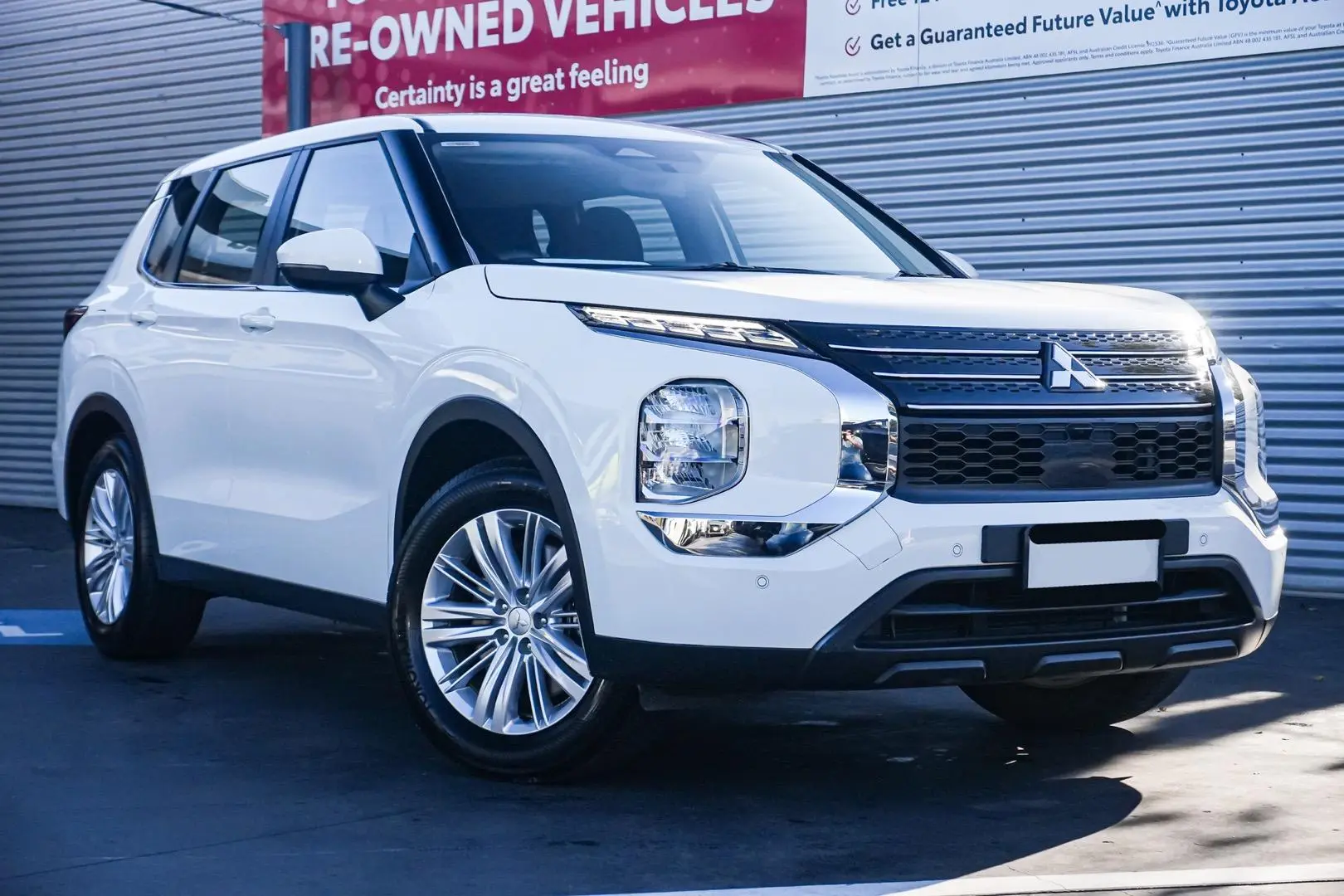 2023 Mitsubishi Outlander Gallery Image 1