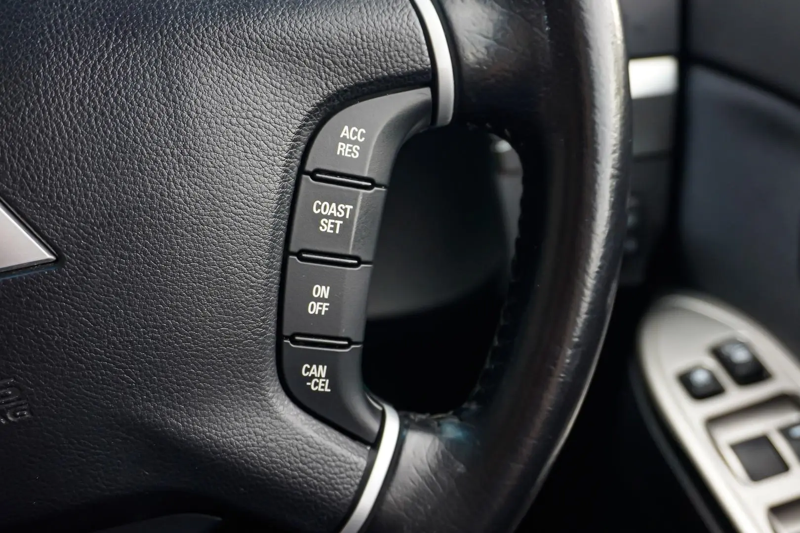 2015 Mitsubishi Pajero Gallery Image 22