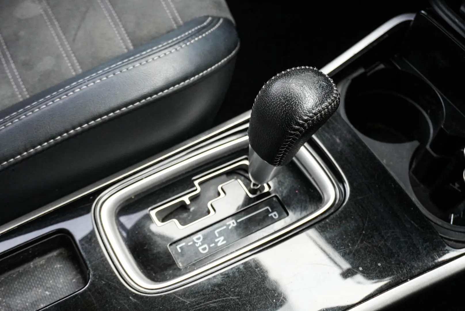 2020 Mitsubishi Outlander Gallery Image 18