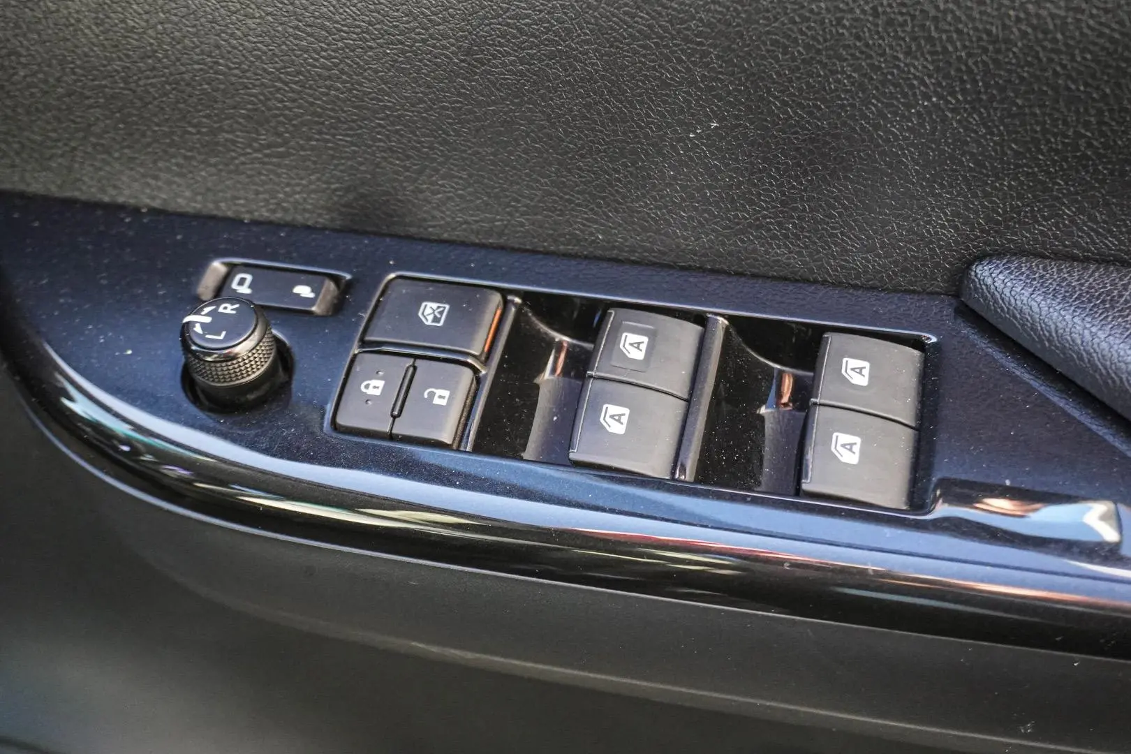2022 Toyota Hilux Gallery Image 15