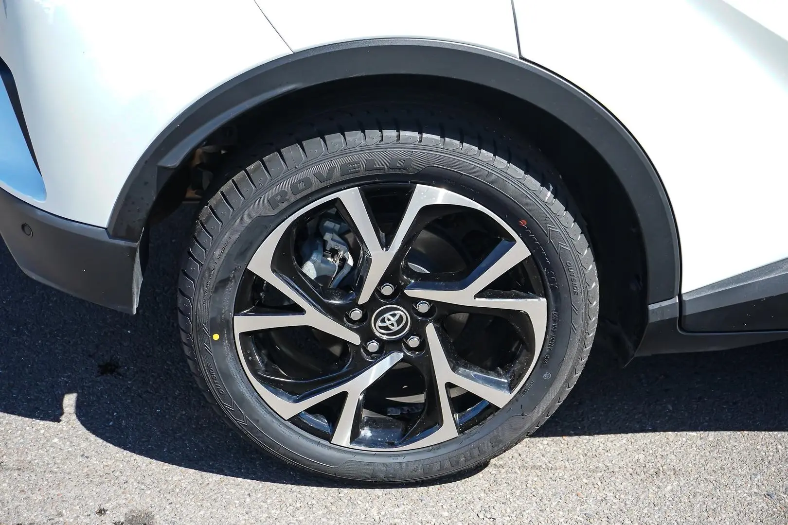 2019 Toyota C-HR Gallery Image 18