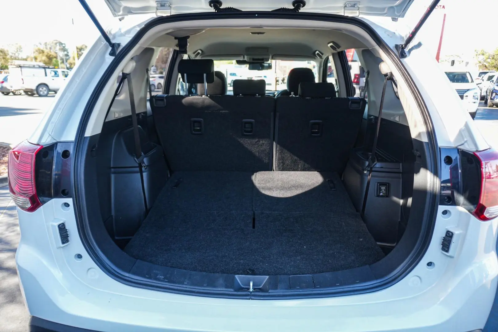 2019 Mitsubishi Outlander Gallery Image 11