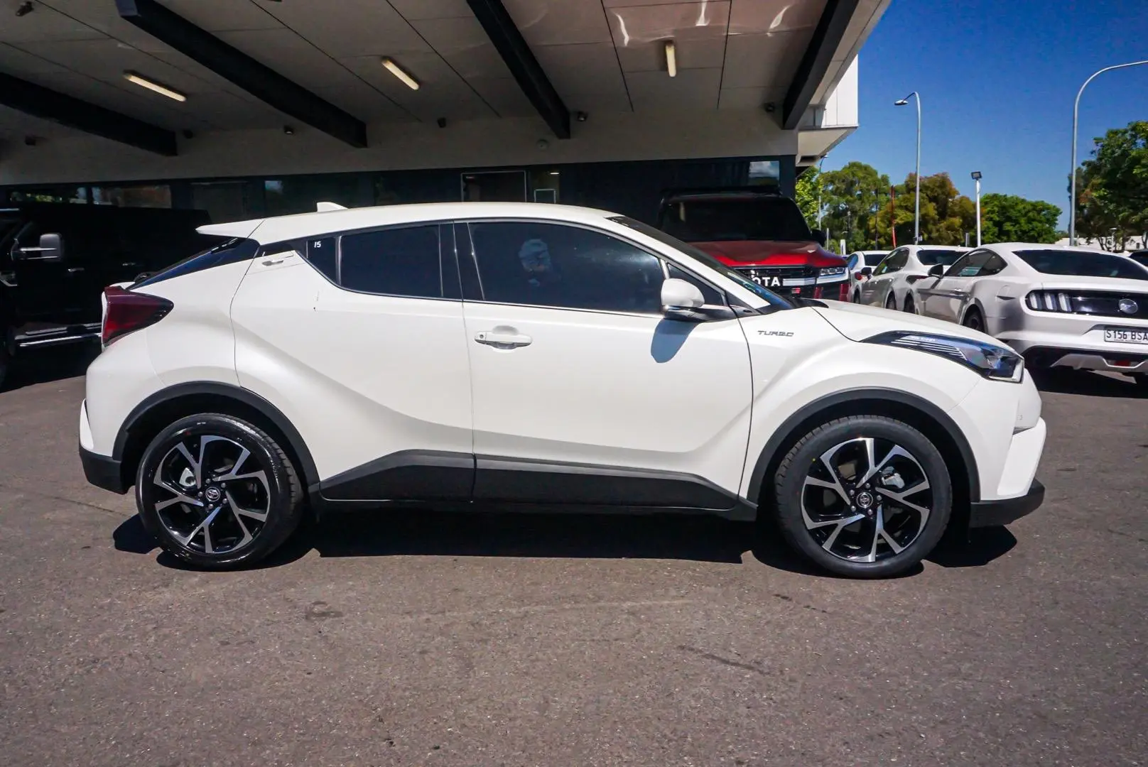 2018 Toyota C-Hr Gallery Image 4