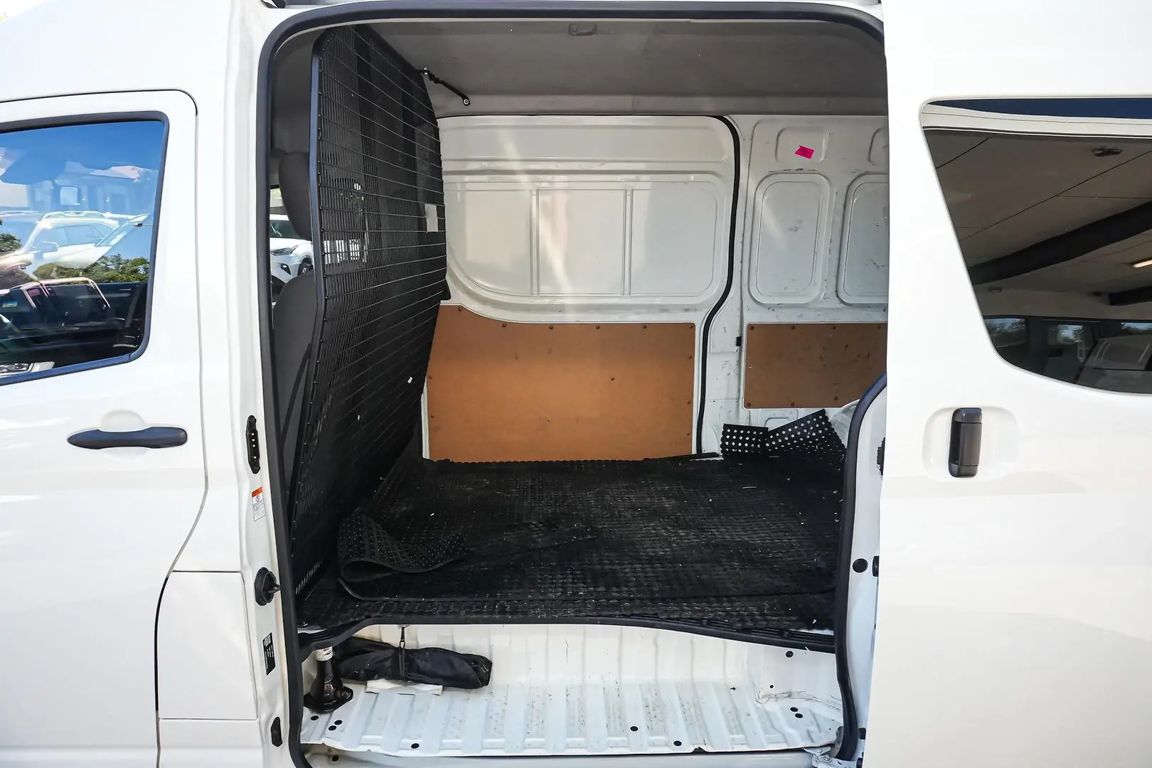 2022 Toyota Hiace Gallery Image 7