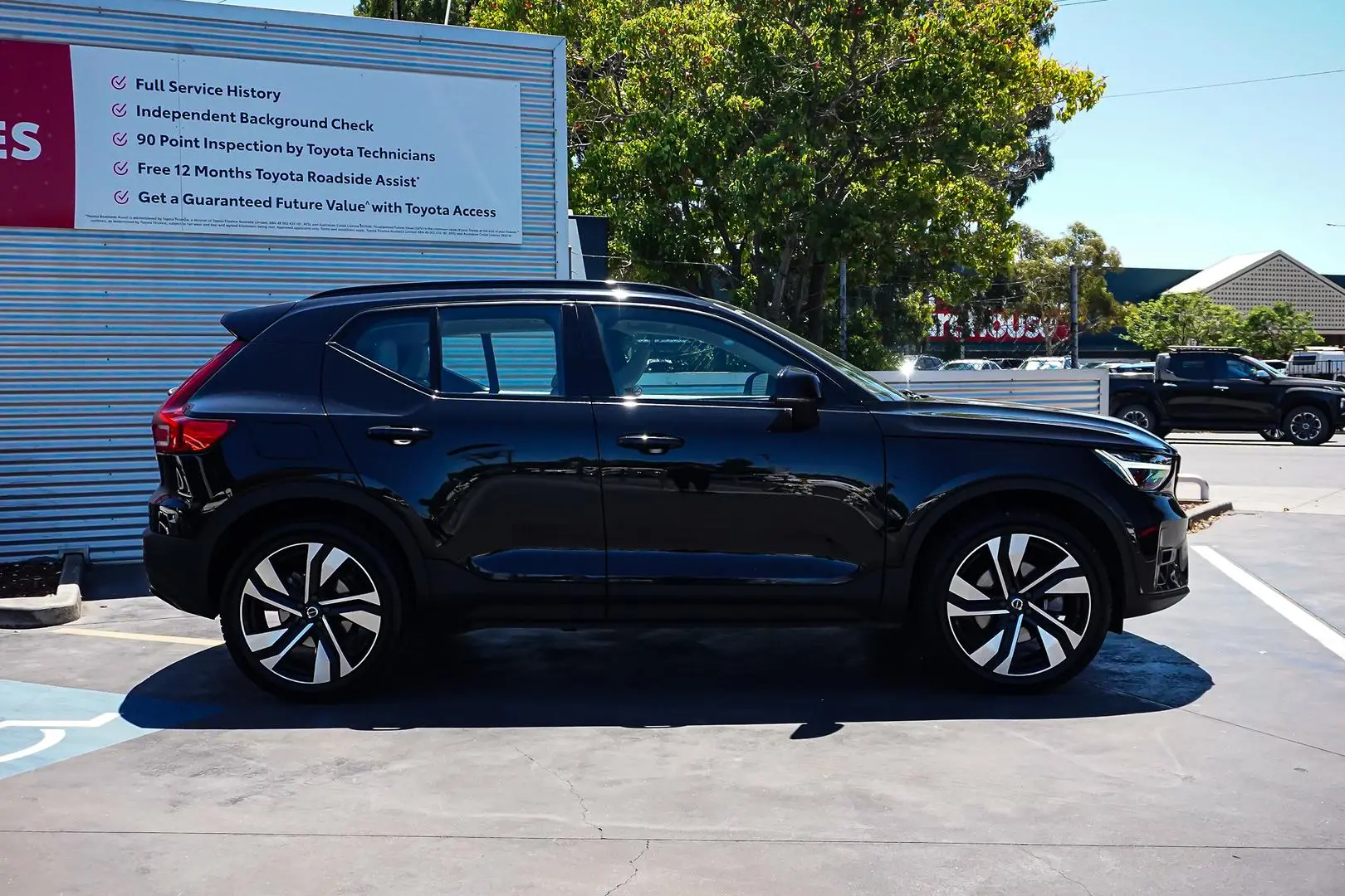 2023 Volvo XC40 Gallery Image 4