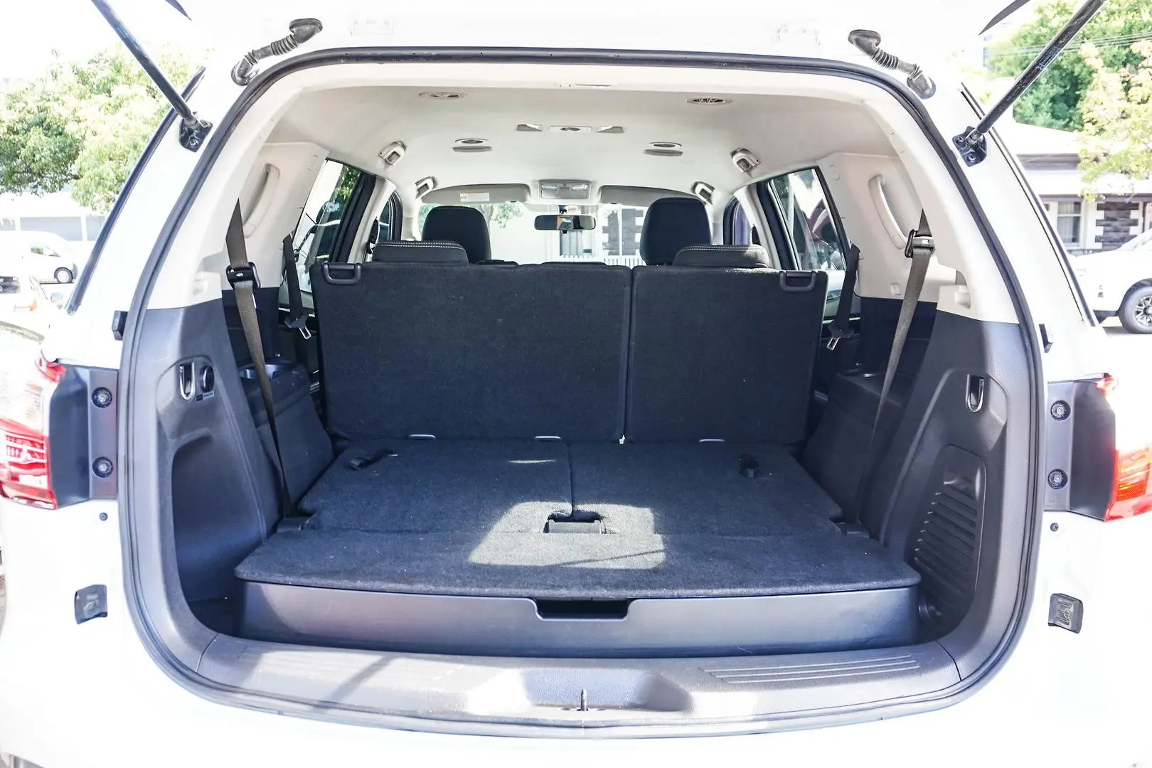 2020 Isuzu MU-X Gallery Image 9