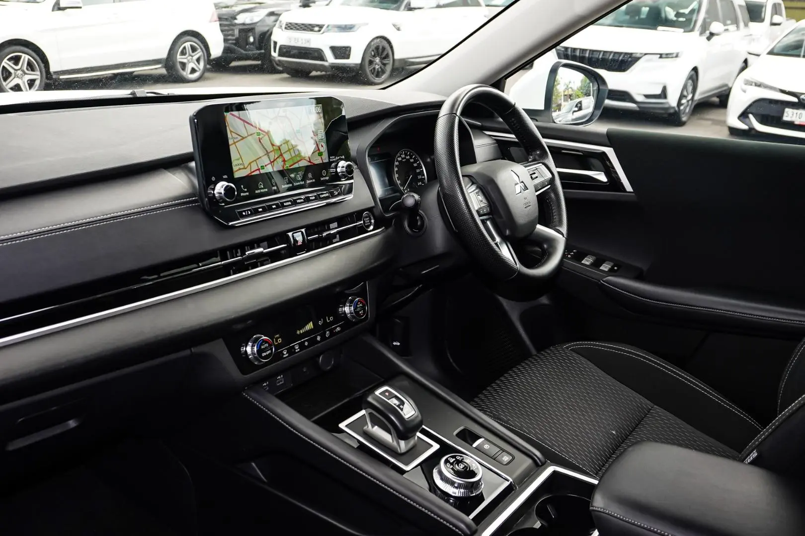 2024 Mitsubishi Outlander Gallery Image 11