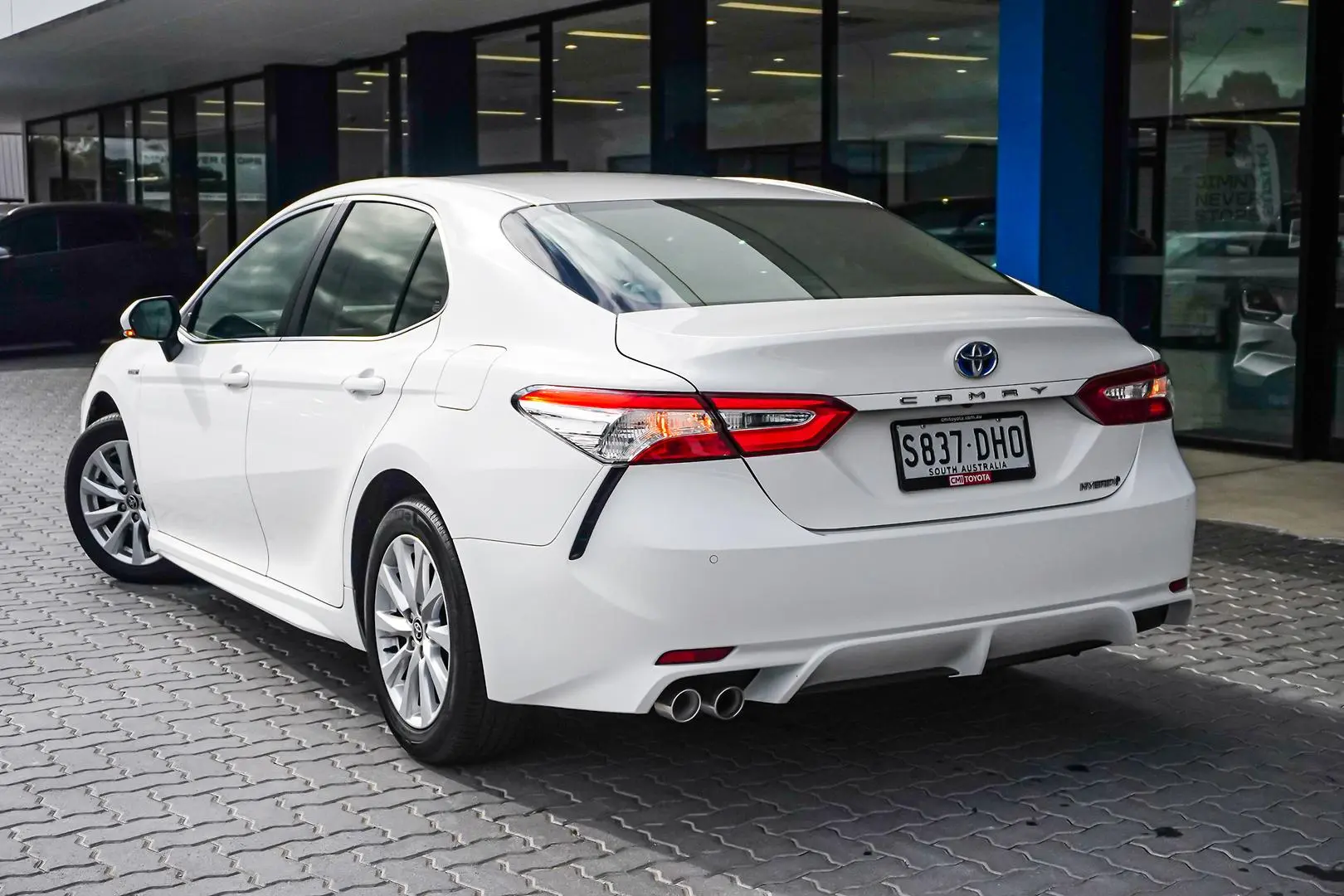 2020 Toyota Camry Gallery Image 3