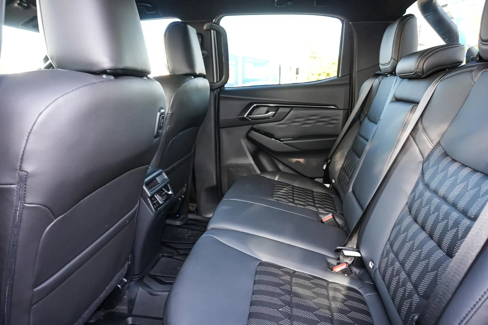 2025 Isuzu D-MAX Gallery Image 8