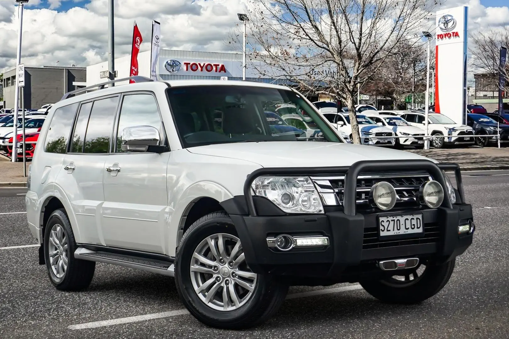 2015 Mitsubishi Pajero Gallery Image 1