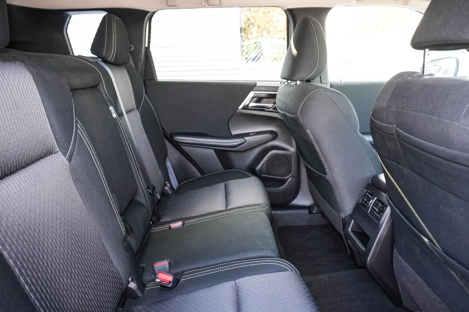 2024 Mitsubishi Outlander Gallery Image 9
