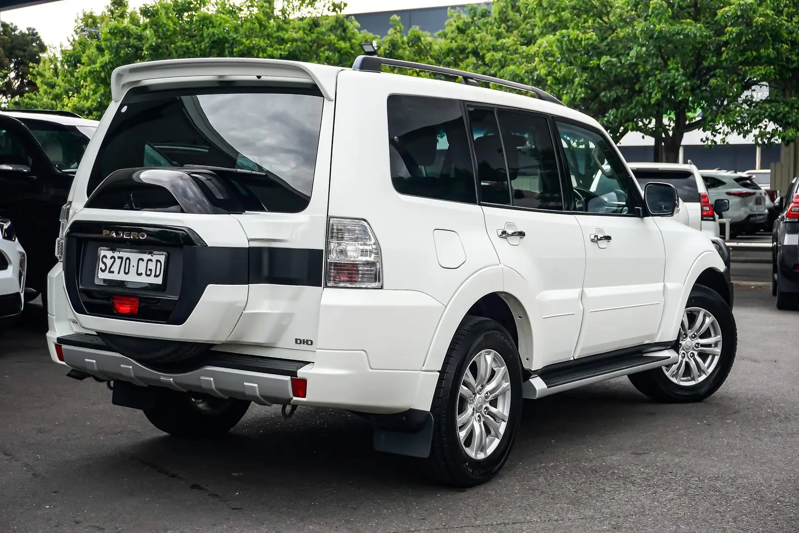 2015 Mitsubishi Pajero Gallery Image 3