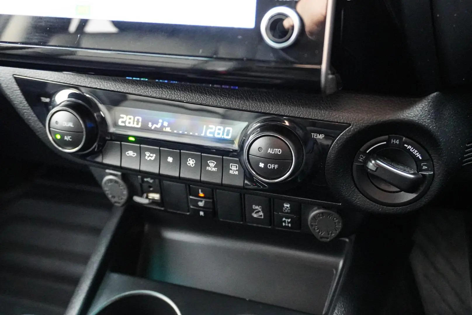 2022 Toyota Hilux Gallery Image 24