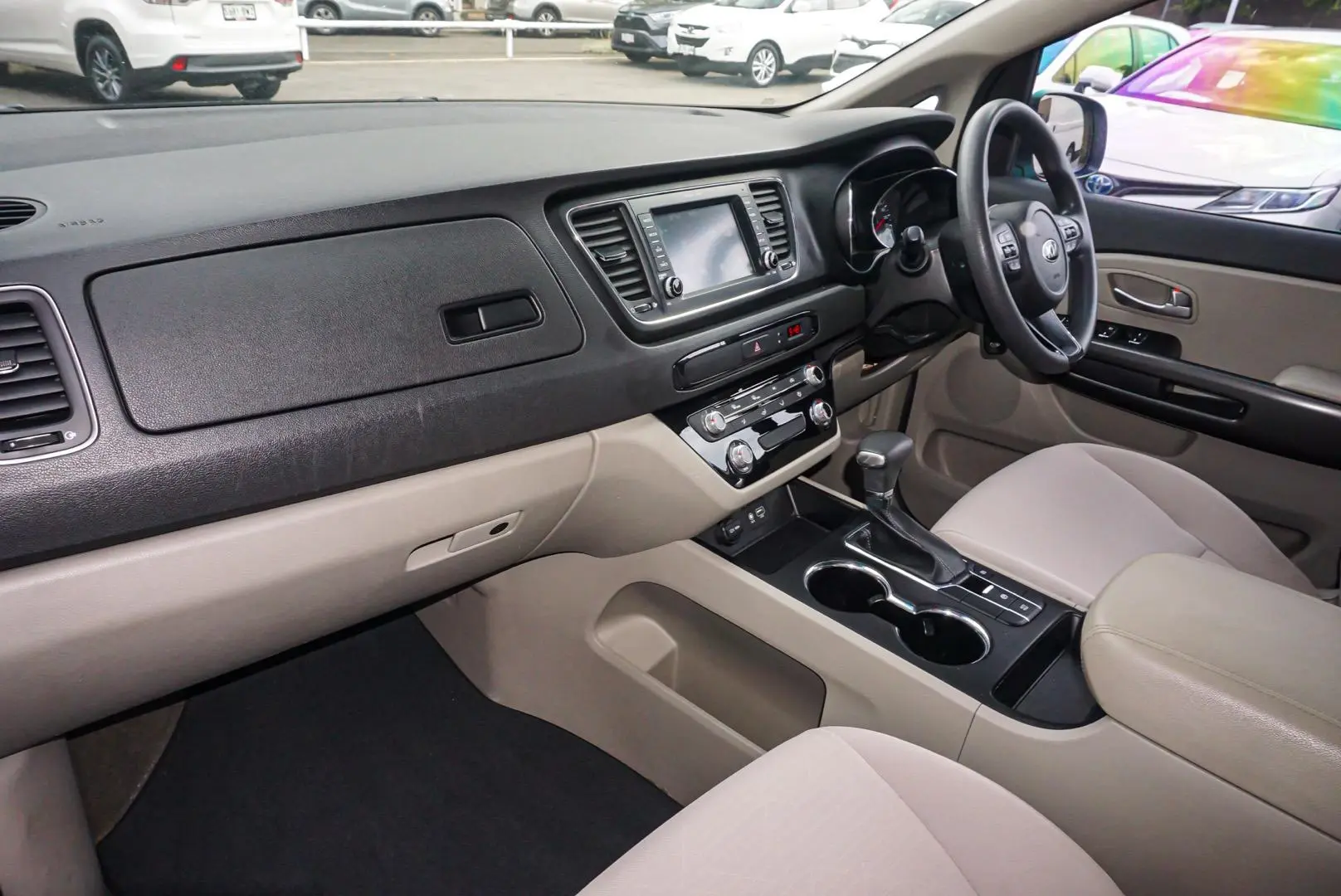 2018 Kia Carnival Gallery Image 10