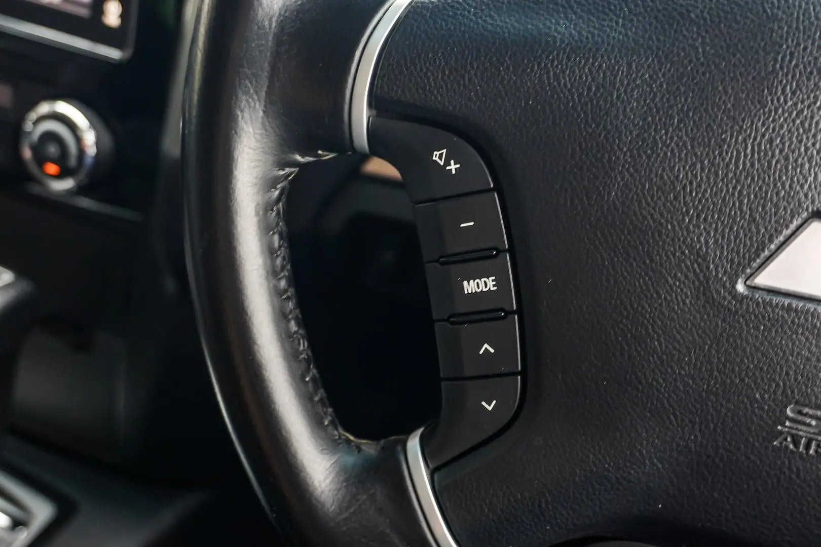 2015 Mitsubishi Pajero Gallery Image 20