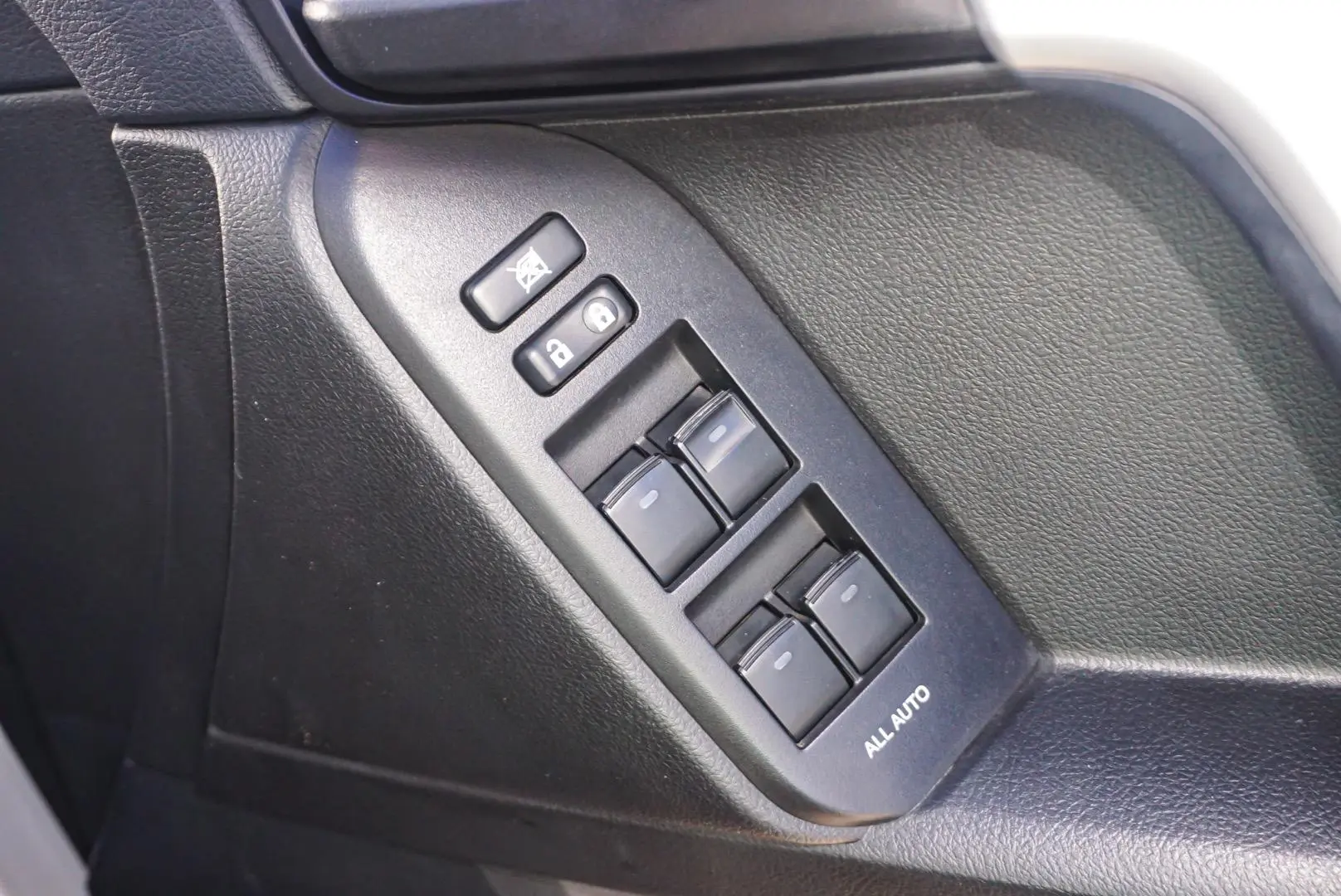 2016 Toyota Landcruiser Prado Gallery Image 18