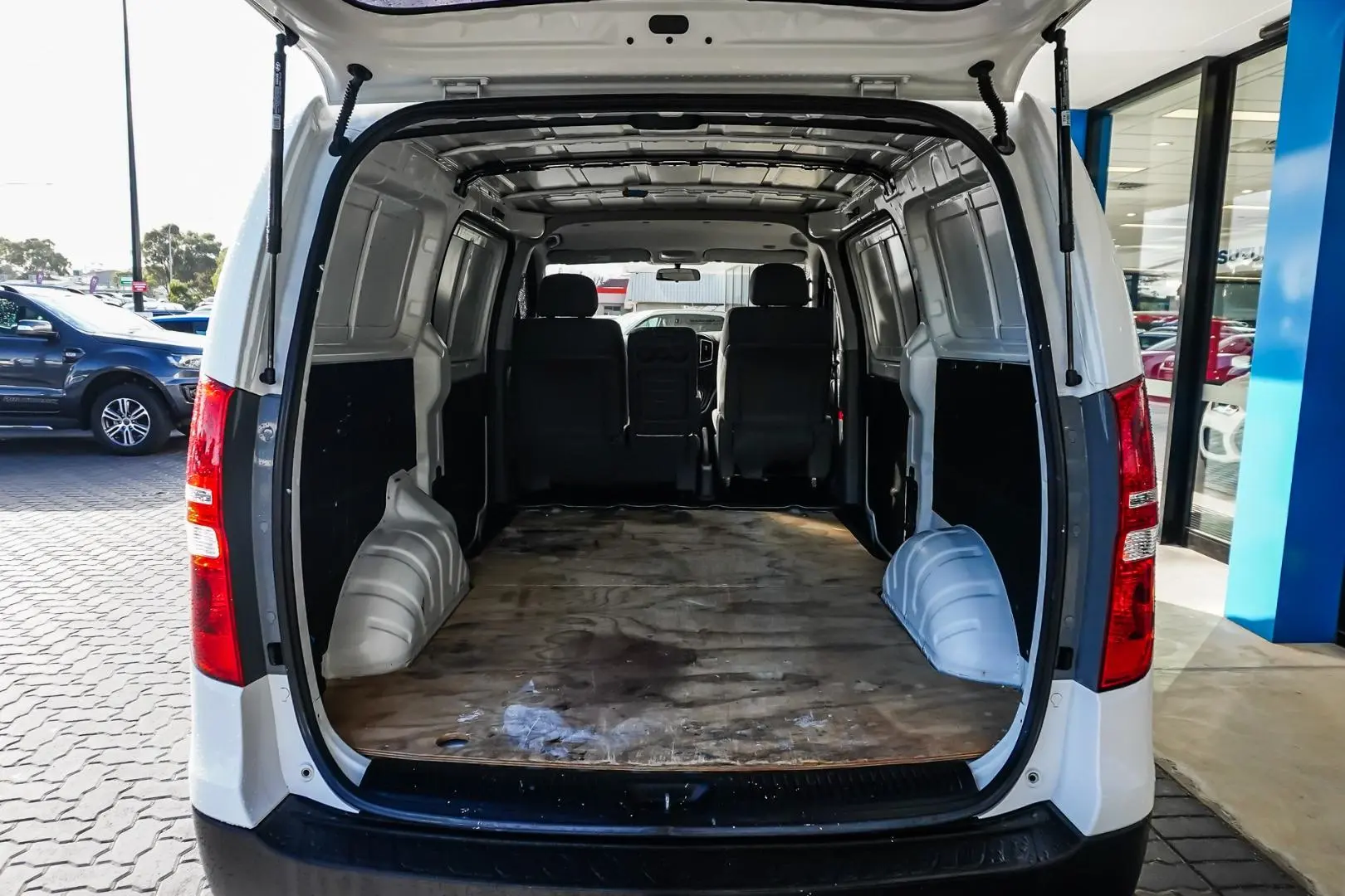 2019 Hyundai iLoad Gallery Image 9