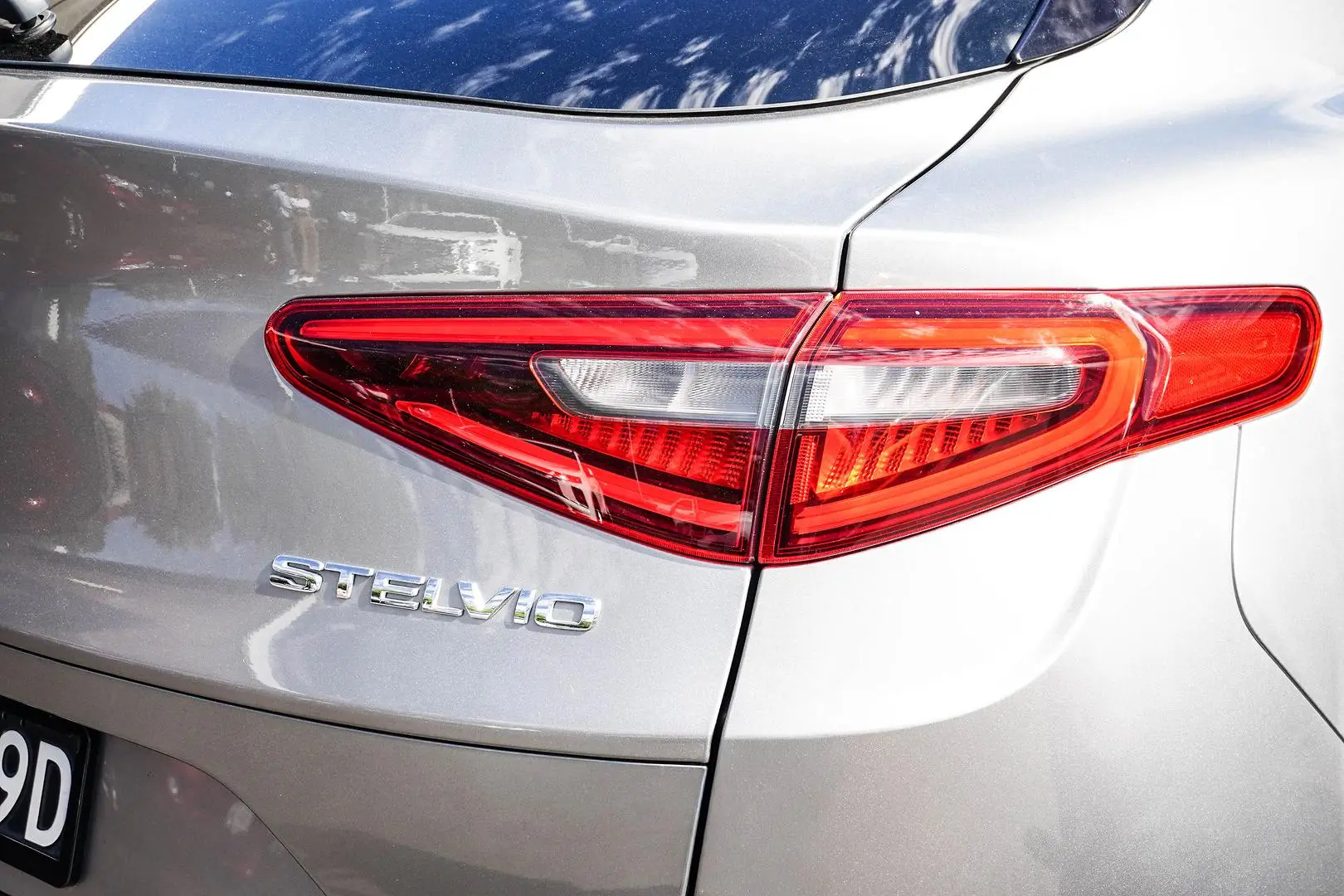 2018 Alfa Romeo Stelvio Gallery Image 14