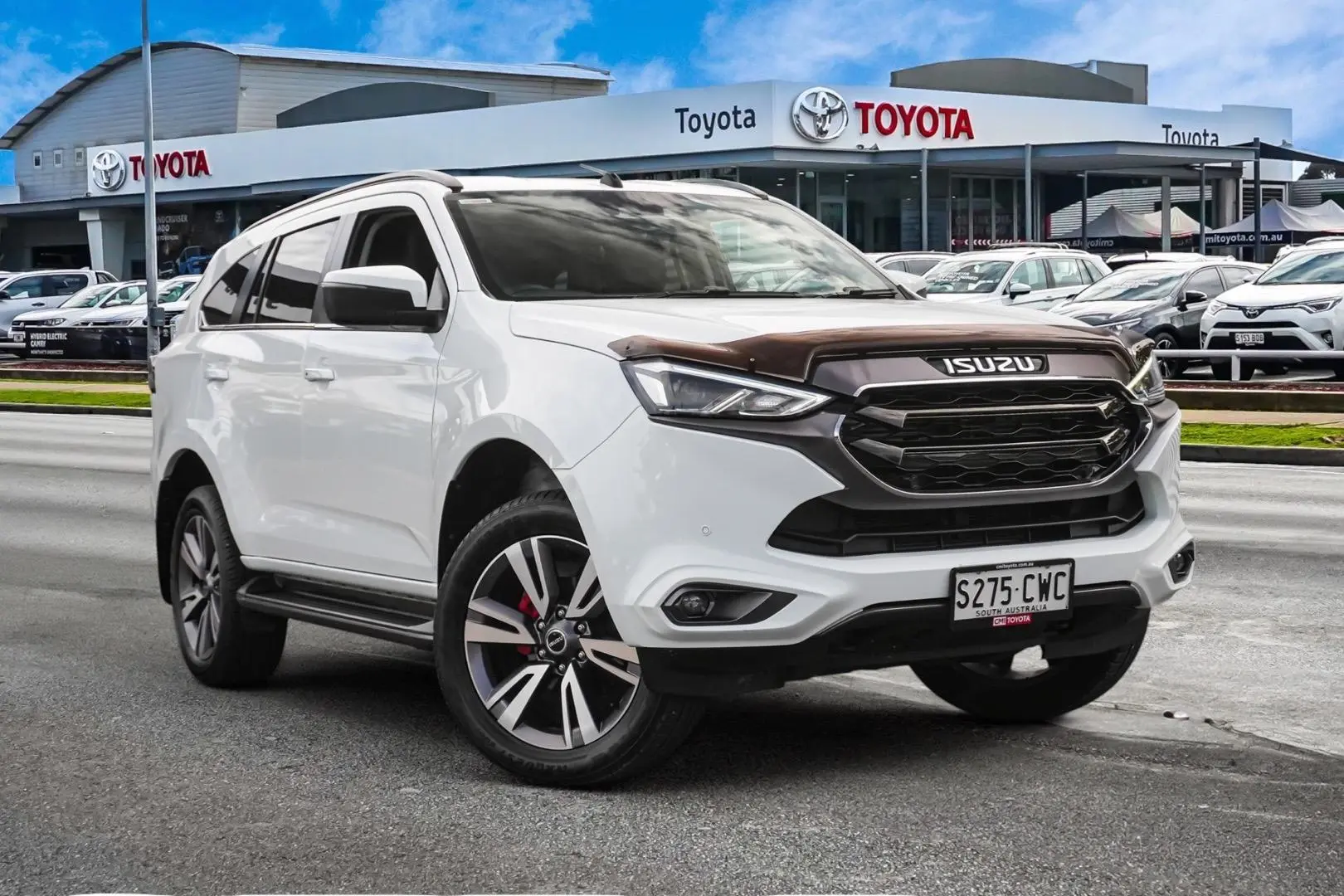 2023 Isuzu MU-X Image