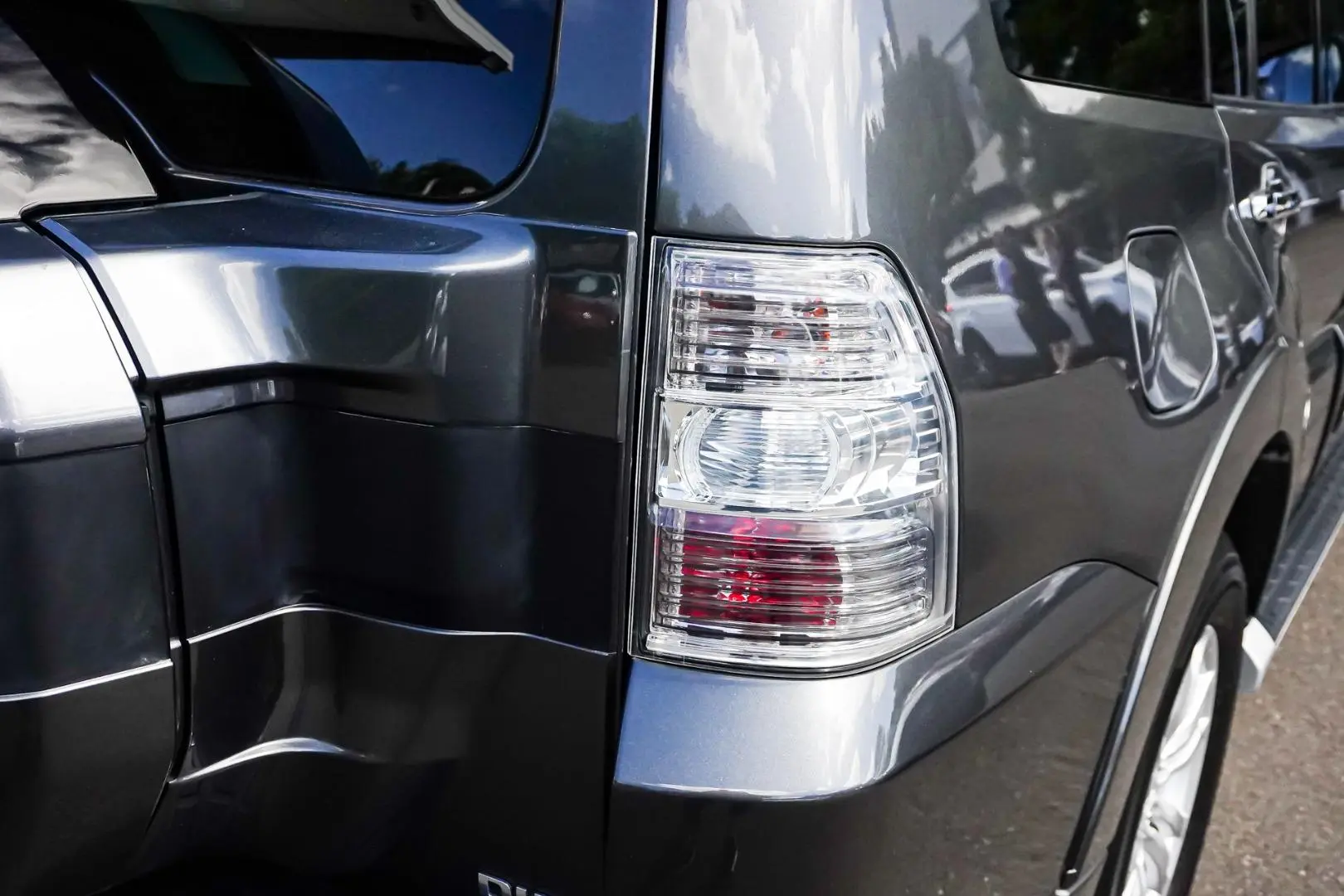 2015 Mitsubishi Pajero Gallery Image 13