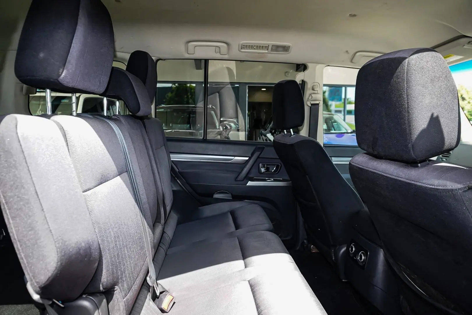 2015 Mitsubishi Pajero Gallery Image 7