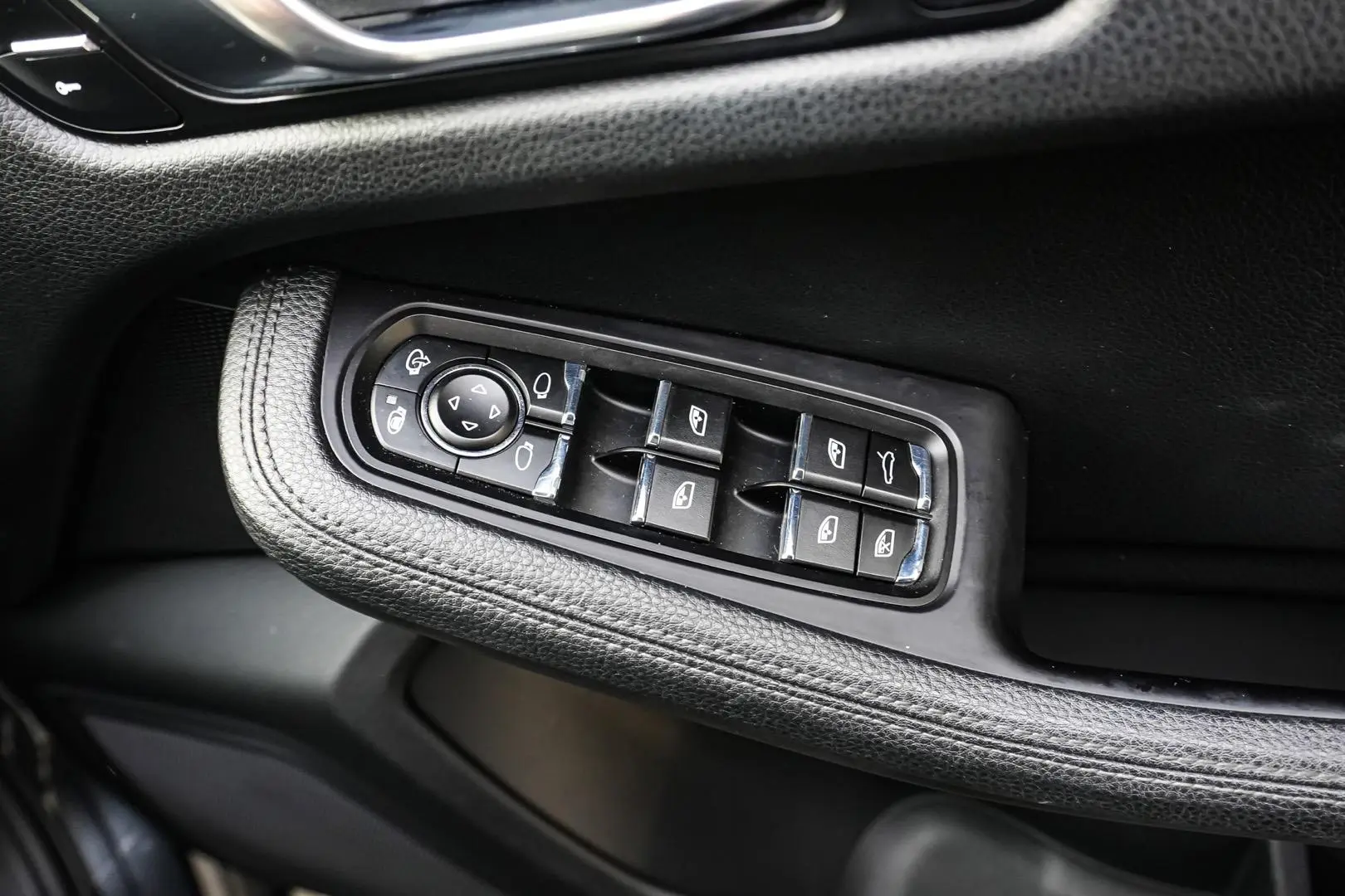 2018 Porsche Macan Gallery Image 15